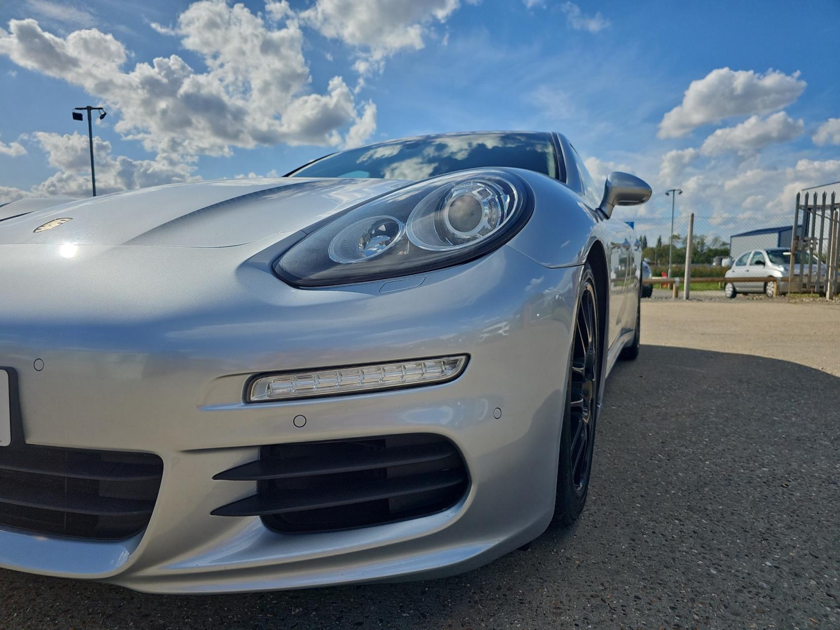 Porsche Panamera 3.0D V6 Hatchback 5dr Diesel TiptronicS Euro 5 (s/s) (300 ps)