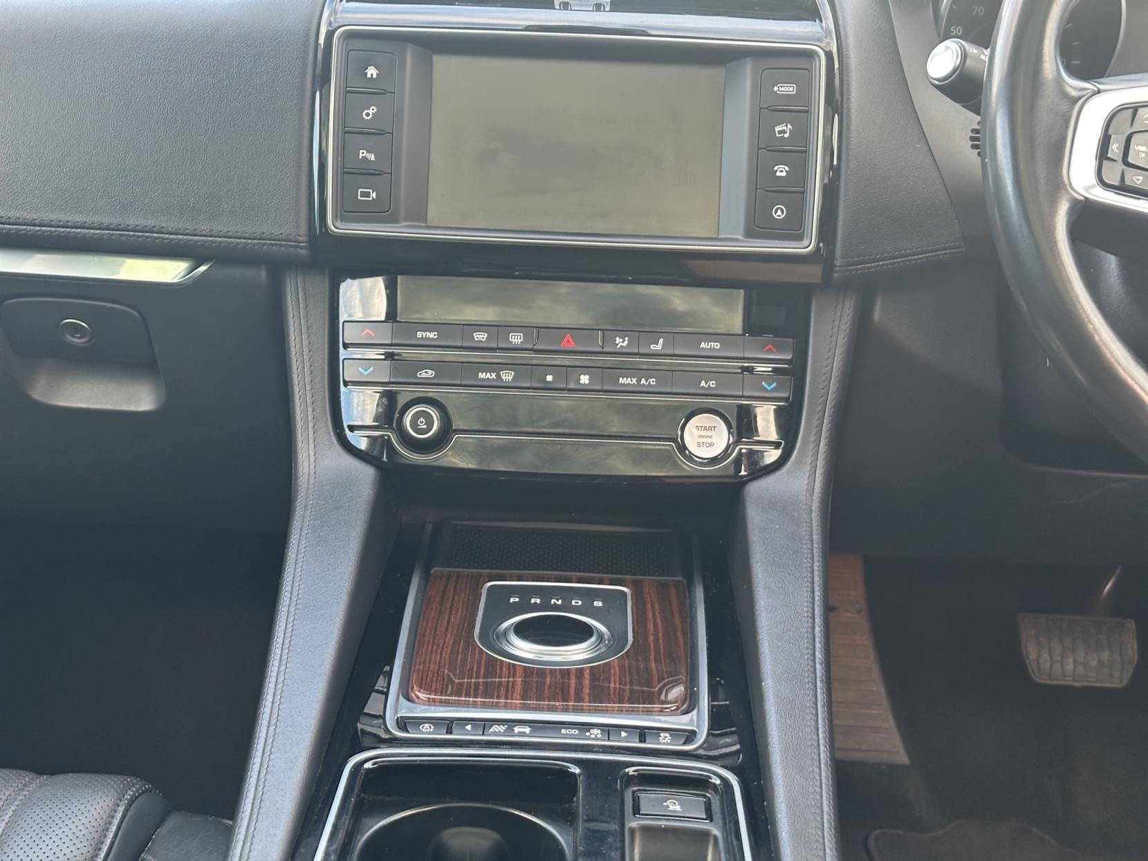 Jaguar F-PACE 2.0 D180 Portfolio SUV 5dr Diesel Auto AWD Euro 6 (s/s) (180 ps)