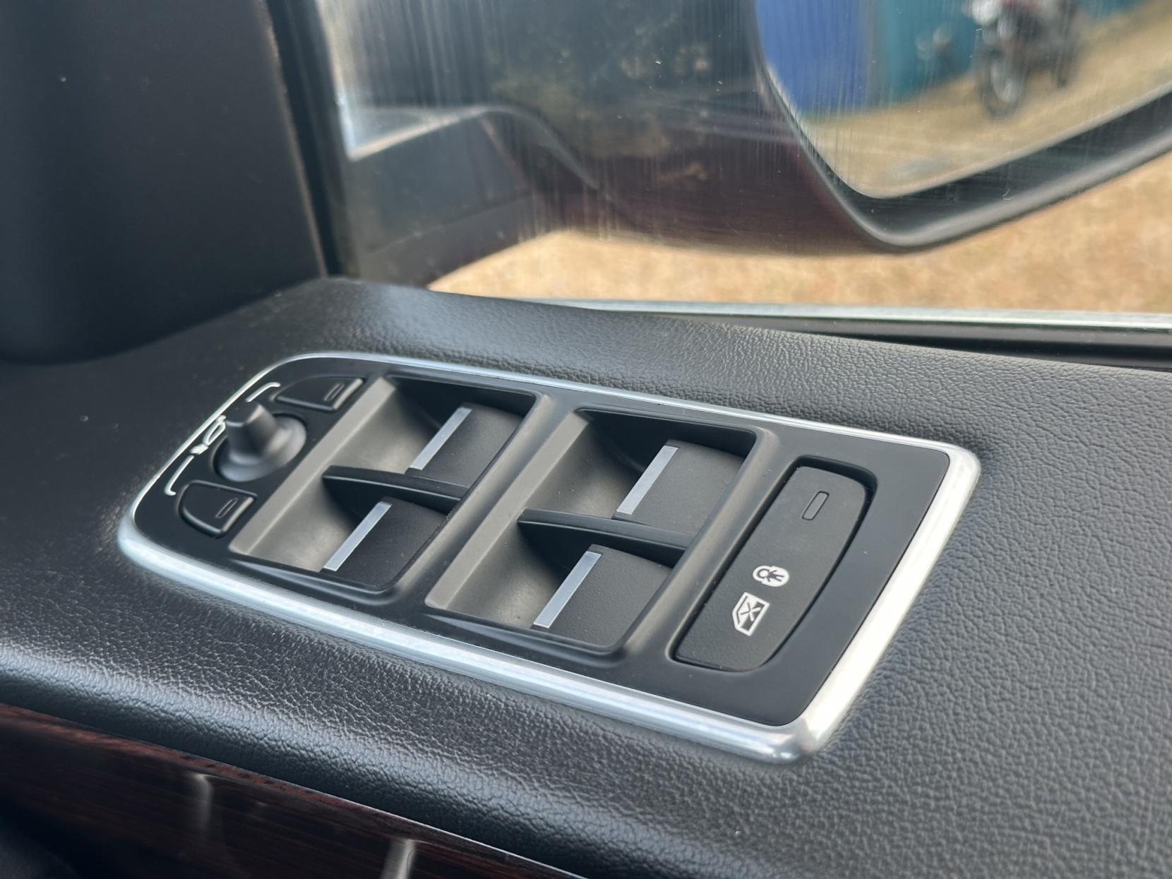 Jaguar F-PACE 2.0 D180 Portfolio SUV 5dr Diesel Auto AWD Euro 6 (s/s) (180 ps)