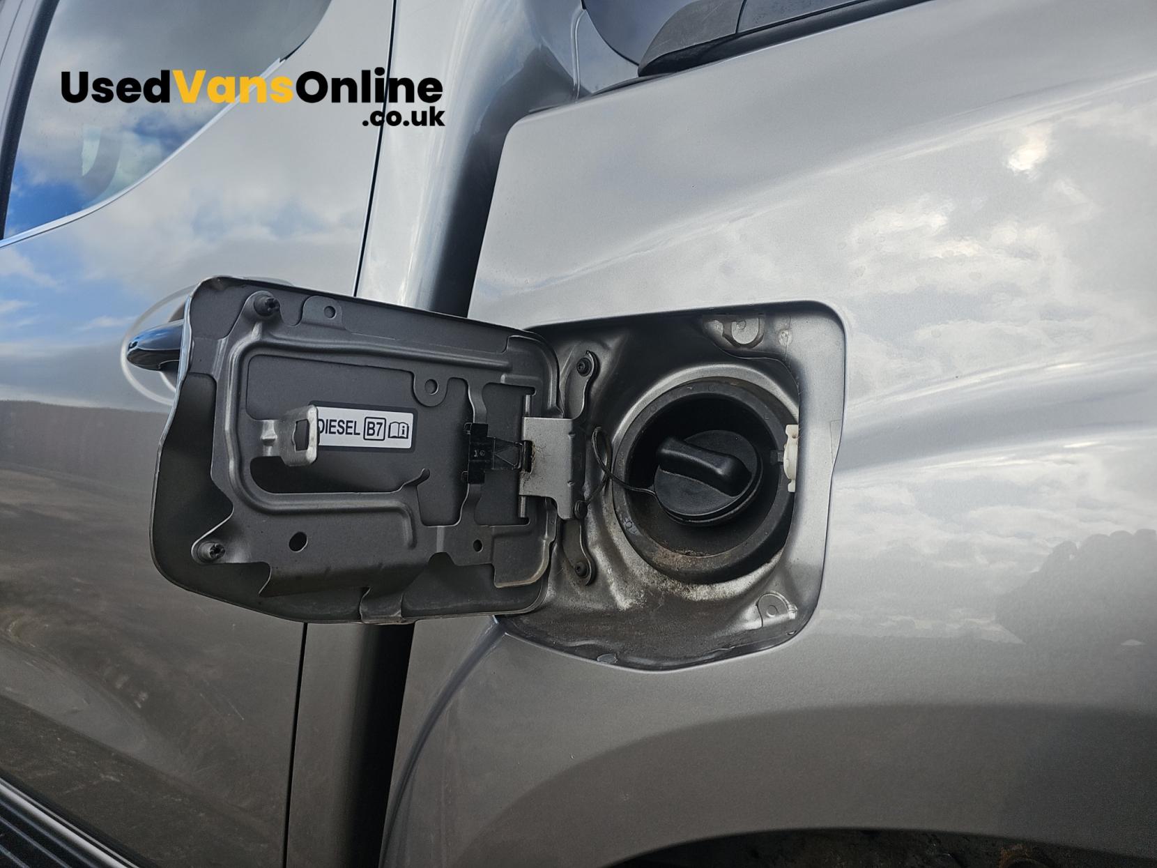 Nissan Navara 2.3 dCi N-Guard Pickup Double Cab 4dr Diesel Auto 4WD Euro 6 (190 ps)