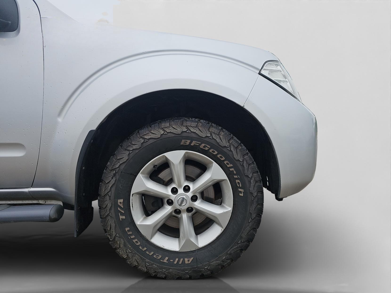 Nissan Navara 2.5 dCi Tekna Pickup Double Cab 4dr Diesel Auto 4WD Euro 5 (190 ps)