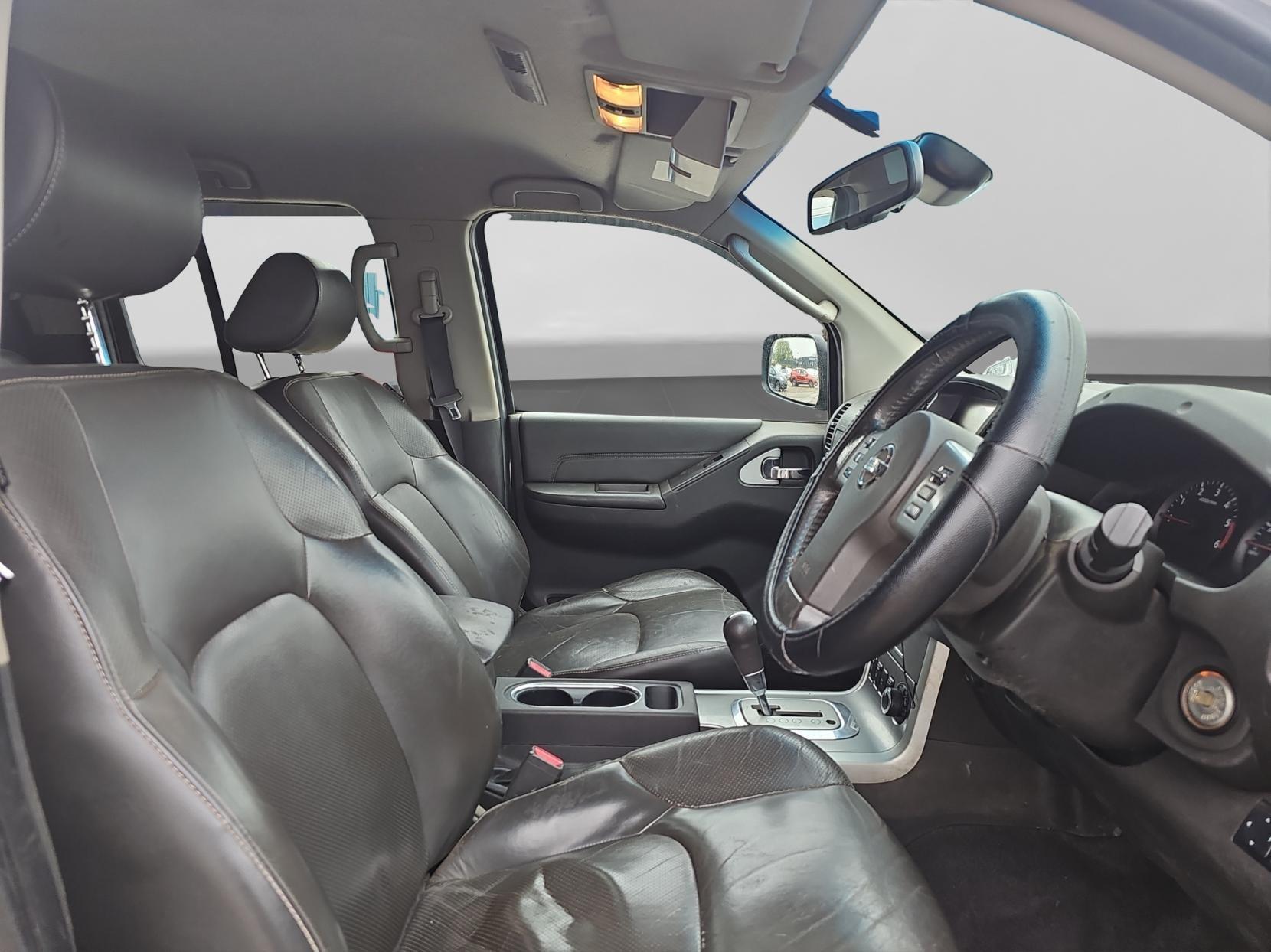 Nissan Navara 2.5 dCi Tekna Pickup Double Cab 4dr Diesel Auto 4WD Euro 5 (190 ps)