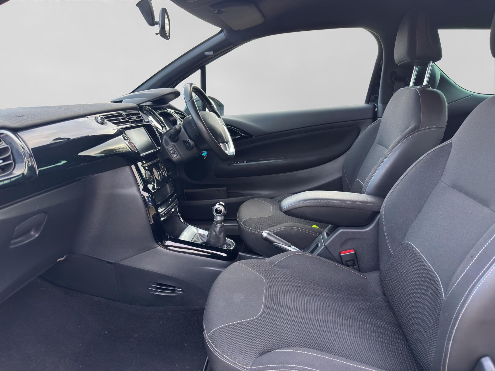 DS AUTOMOBILES DS 3 1.2 PureTech Connected Chic Hatchback 3dr Petrol Manual Euro 6 (82 ps)