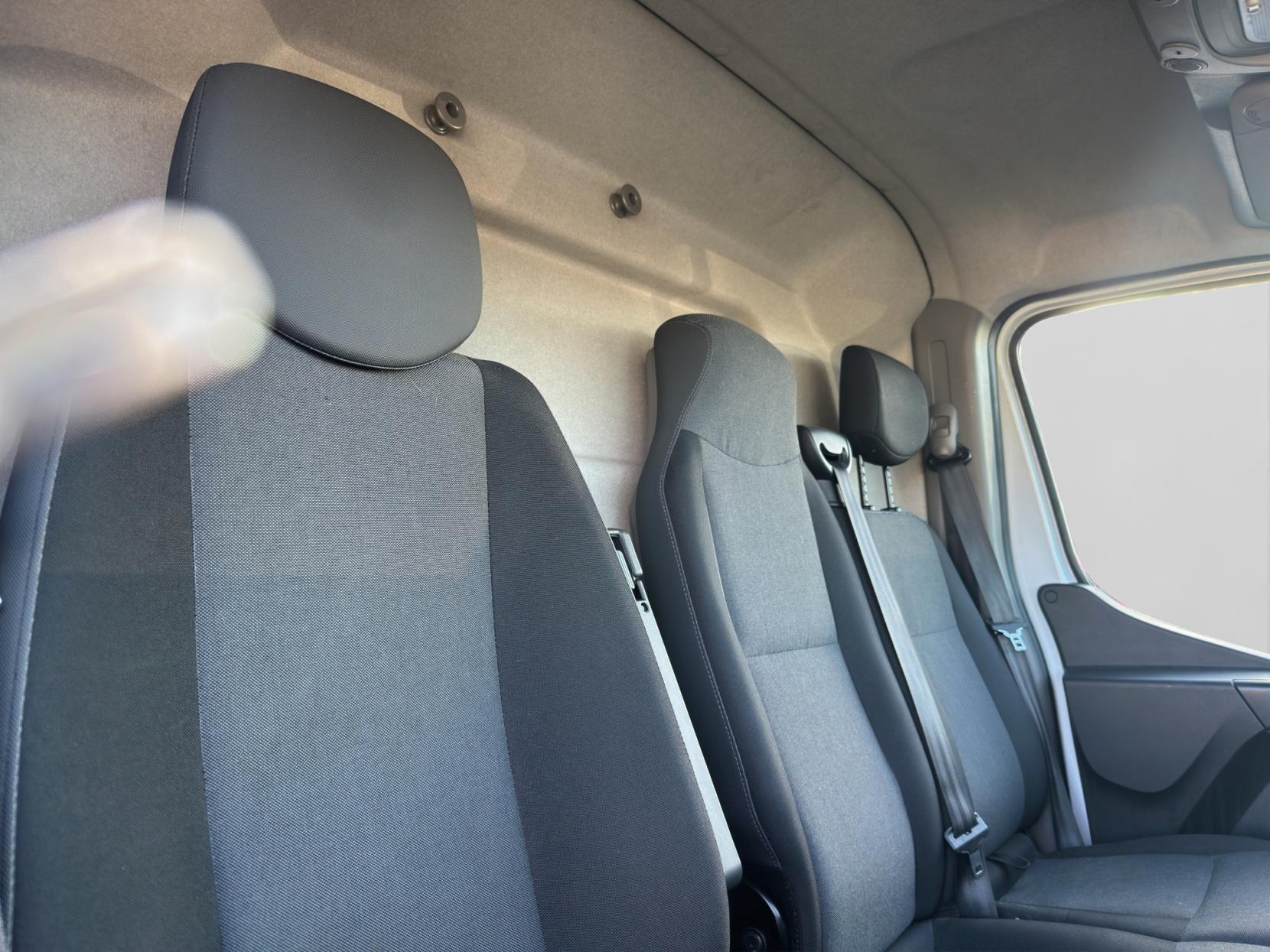 Renault Master 2.3 dCi 35 Business+ Panel Van 4dr Diesel Manual FWD LWB Medium Roof Euro 6 (135 ps)