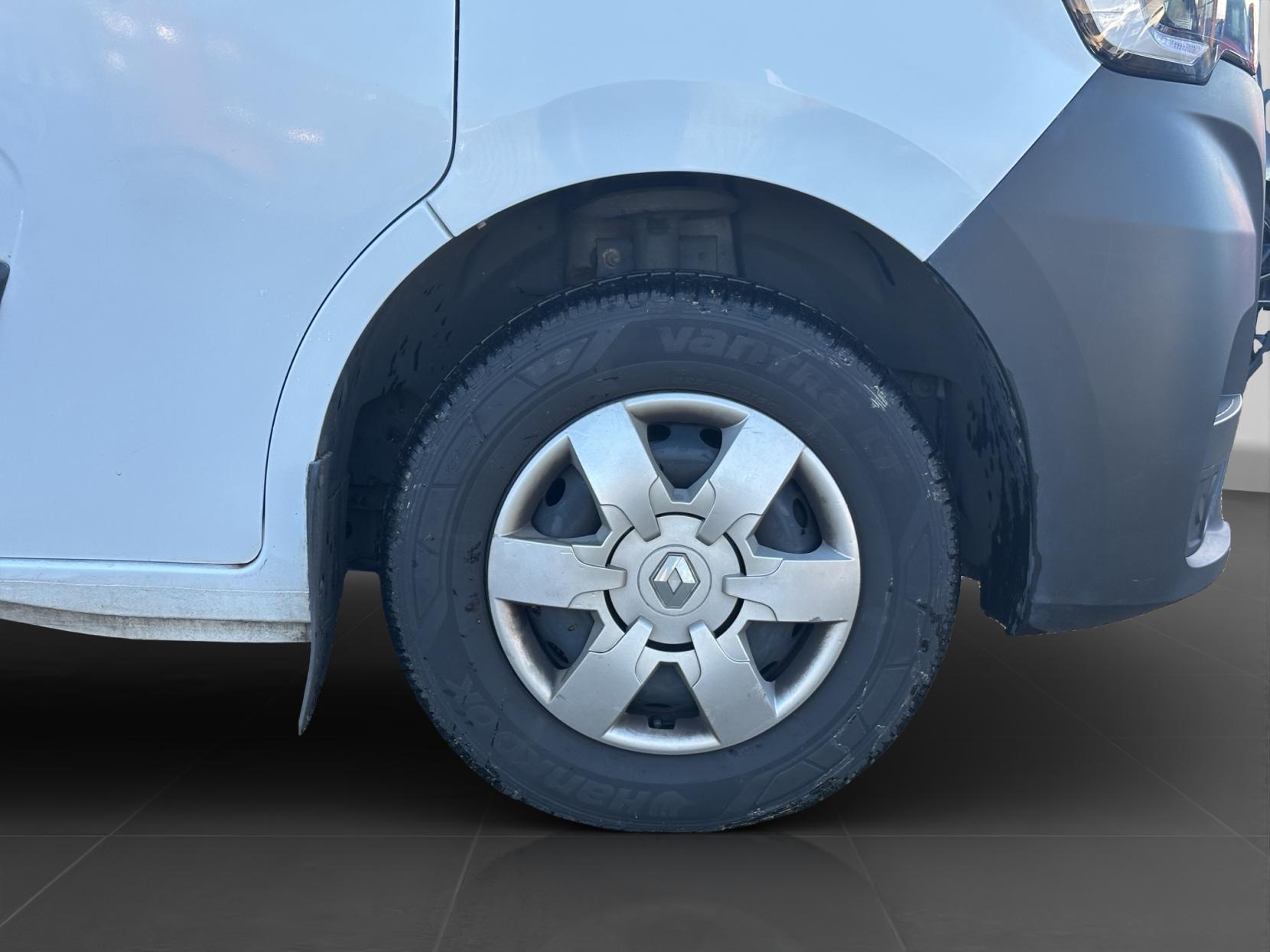 Renault Master 2.3 dCi 35 Business+ Panel Van 4dr Diesel Manual FWD LWB Medium Roof Euro 6 (135 ps)