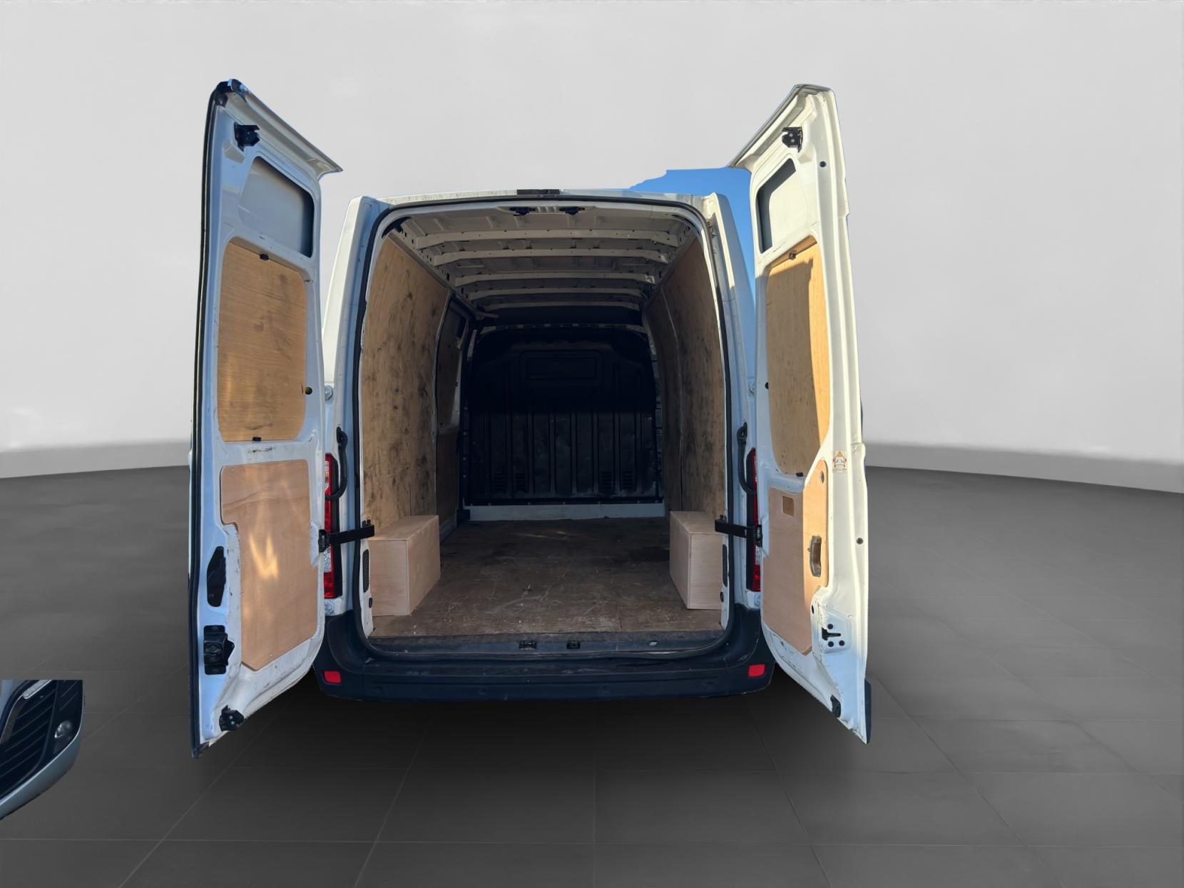 Renault Master 2.3 dCi 35 Business+ Panel Van 4dr Diesel Manual FWD LWB Medium Roof Euro 6 (135 ps)