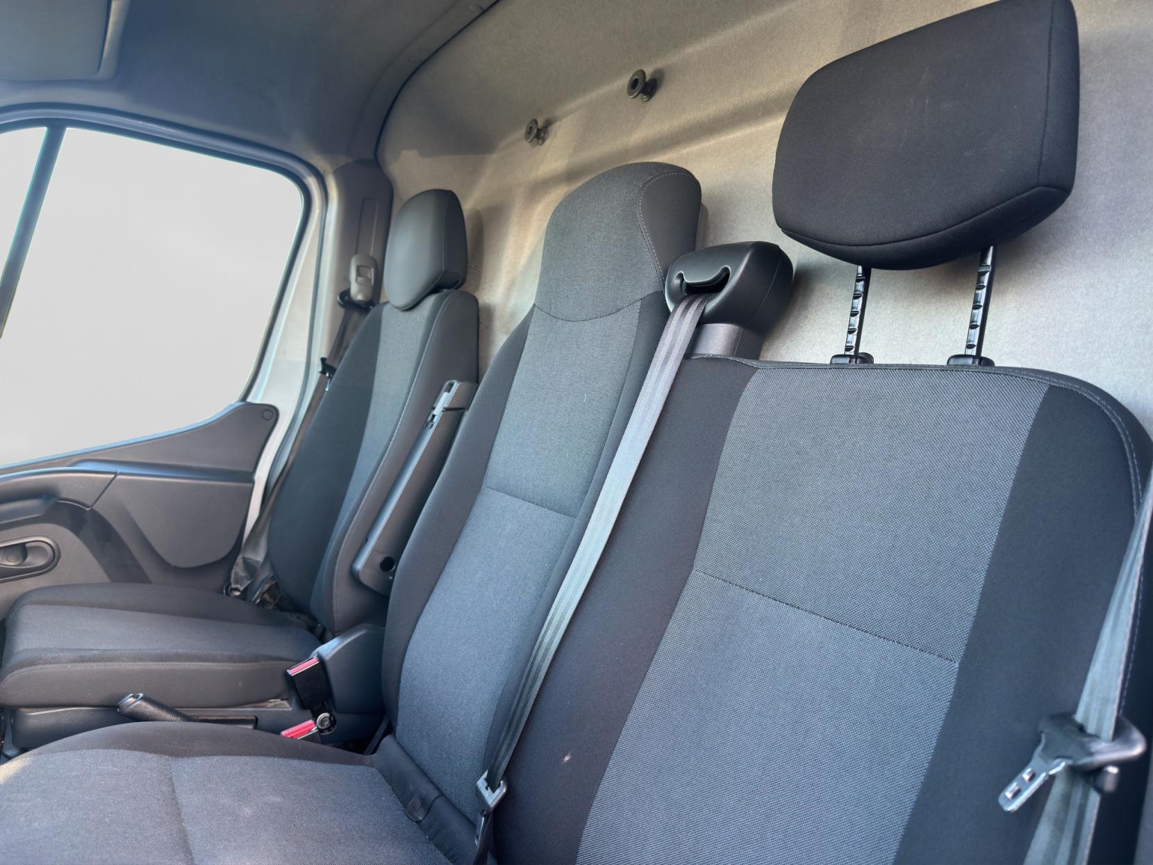 Renault Master 2.3 dCi 35 Business+ Panel Van 4dr Diesel Manual FWD LWB Medium Roof Euro 6 (135 ps)