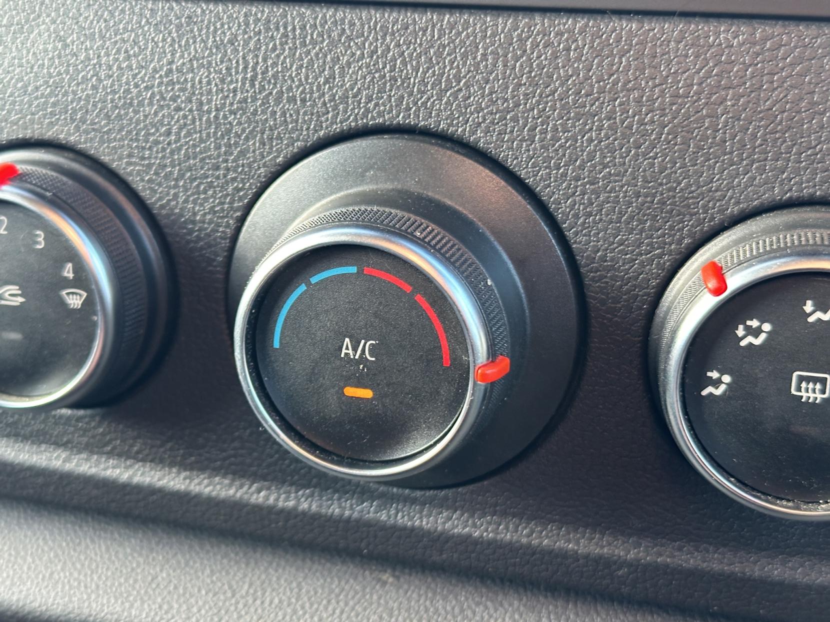 Renault Master 2.3 dCi 35 Business+ Panel Van 4dr Diesel Manual FWD LWB Medium Roof Euro 6 (135 ps)