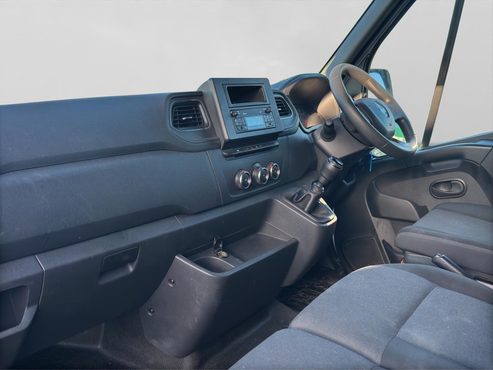 Renault Master 2.3 dCi 35 Business+ Panel Van 4dr Diesel Manual FWD LWB Medium Roof Euro 6 (135 ps)