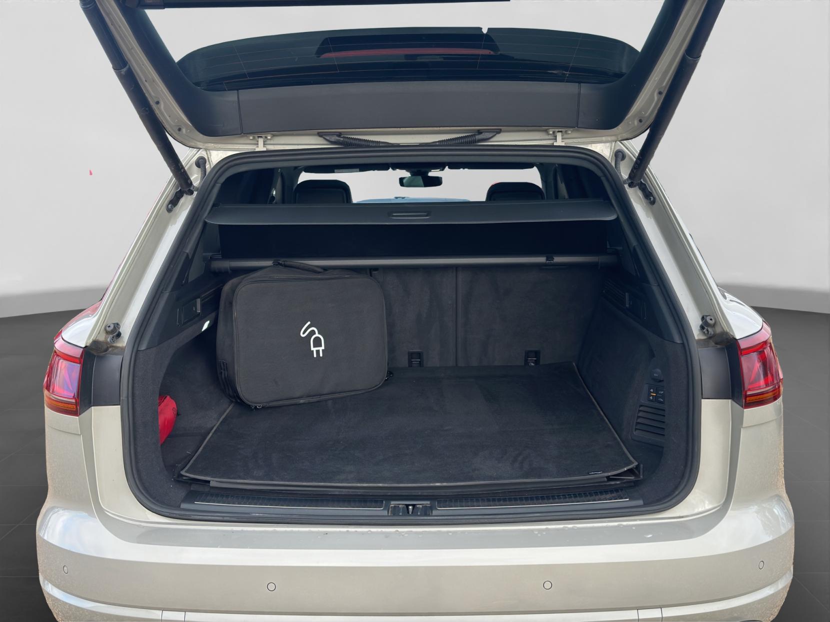 Volkswagen Touareg 3.0 TSI V6 14.3kWh R SUV 5dr Petrol Plug-in Hybrid Tiptronic 4Motion Euro 6 (s/s) (462 ps)