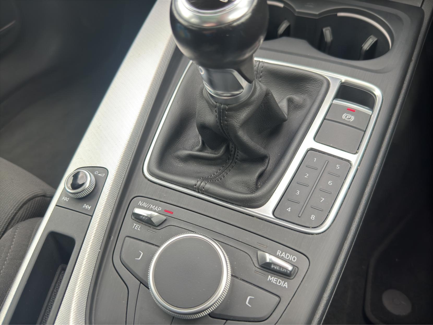 Audi A4 Avant 2.0 TDI ultra Sport Estate 5dr Diesel Manual Euro 6 (s/s) (190 ps)