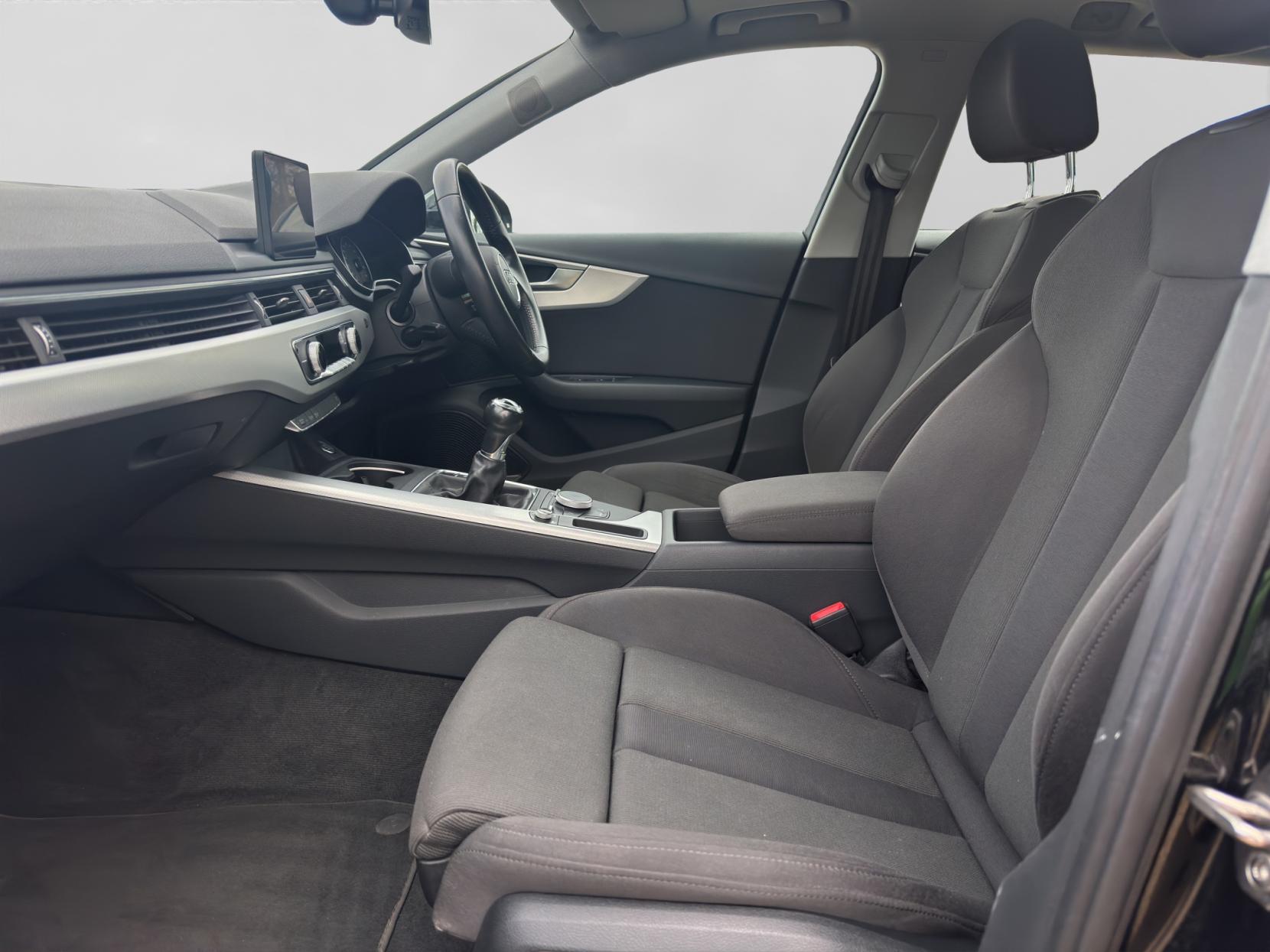 Audi A4 Avant 2.0 TDI ultra Sport Estate 5dr Diesel Manual Euro 6 (s/s) (190 ps)