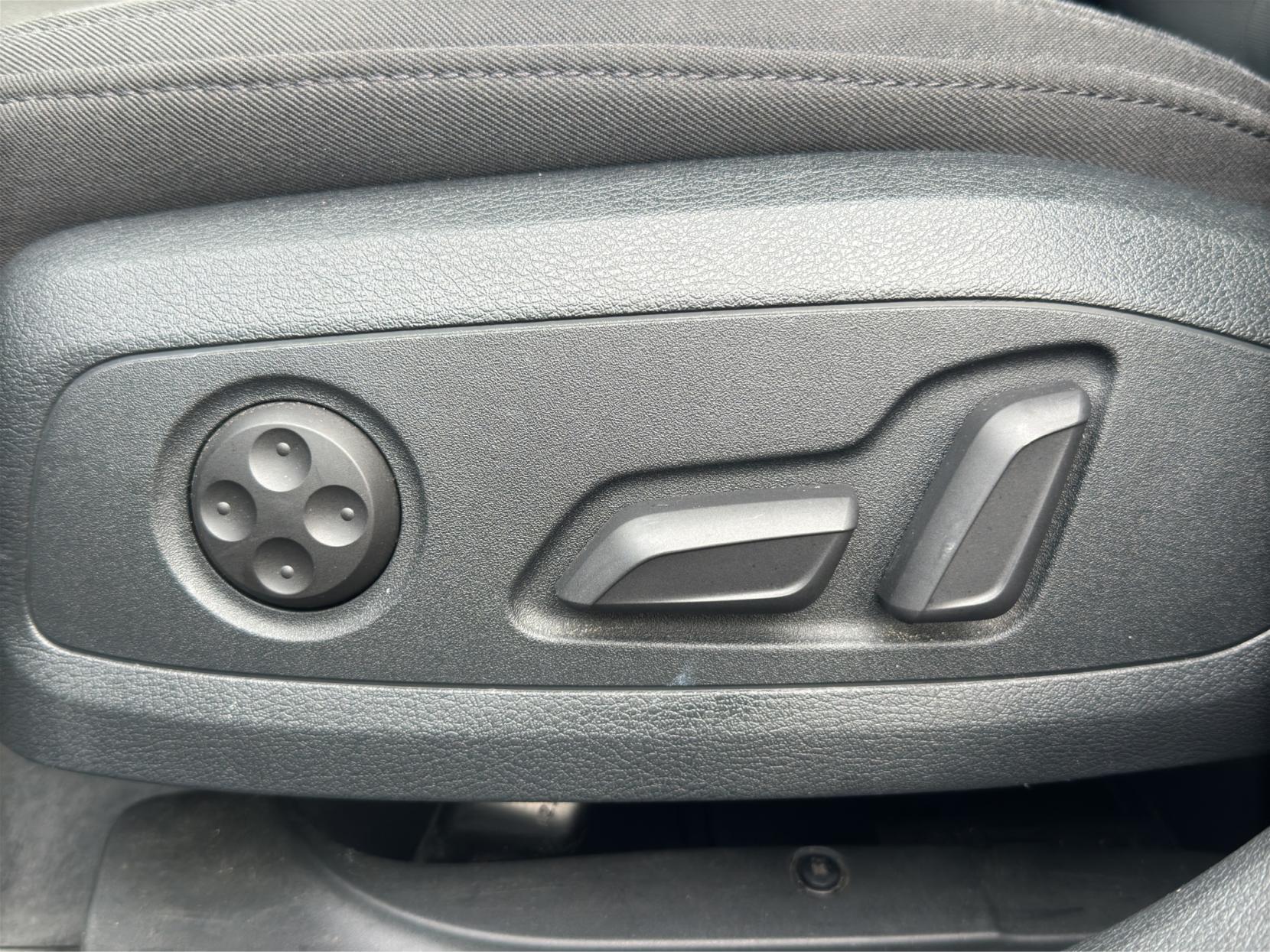 Audi A4 Avant 2.0 TDI ultra Sport Estate 5dr Diesel Manual Euro 6 (s/s) (190 ps)