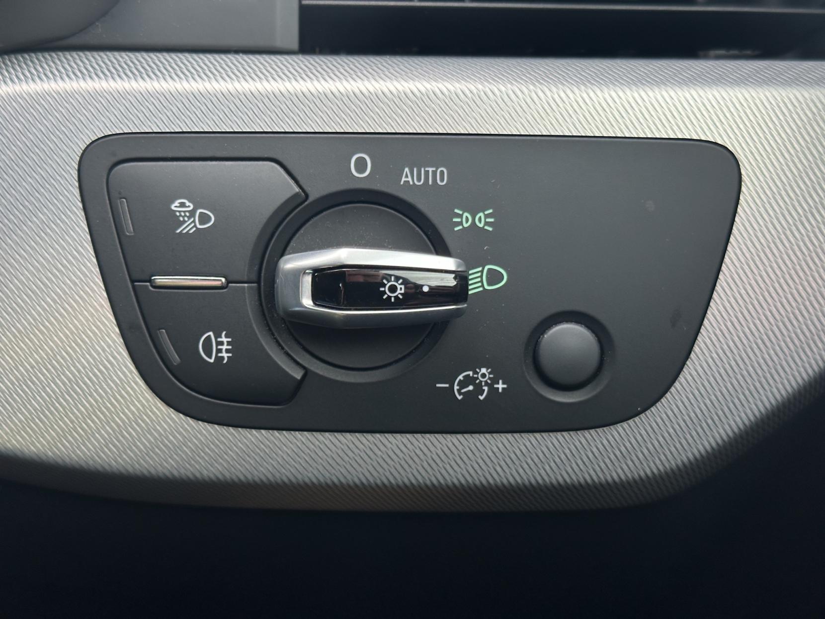 Audi A4 Avant 2.0 TDI ultra Sport Estate 5dr Diesel Manual Euro 6 (s/s) (190 ps)