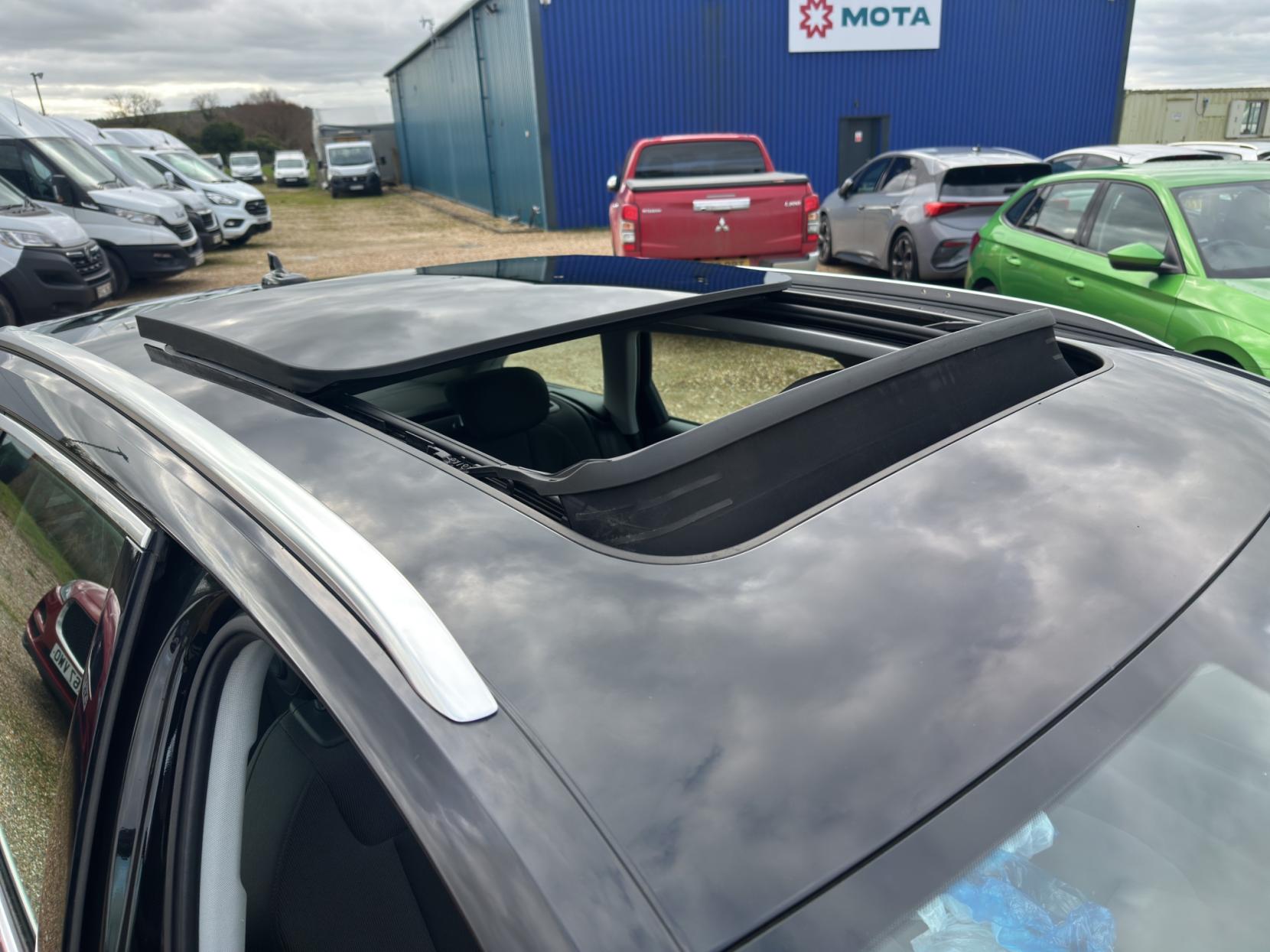 Audi A4 Avant 2.0 TDI ultra Sport Estate 5dr Diesel Manual Euro 6 (s/s) (190 ps)