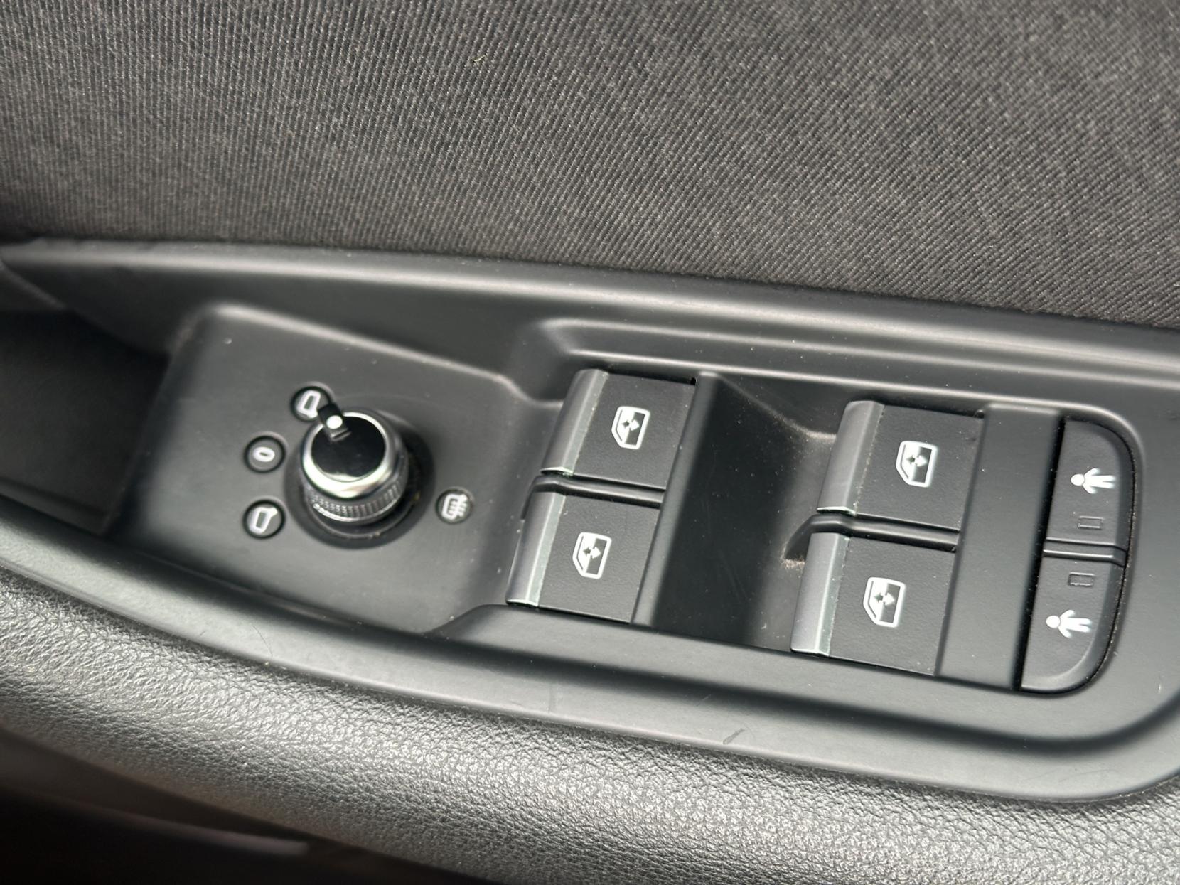 Audi A4 Avant 2.0 TDI ultra Sport Estate 5dr Diesel Manual Euro 6 (s/s) (190 ps)