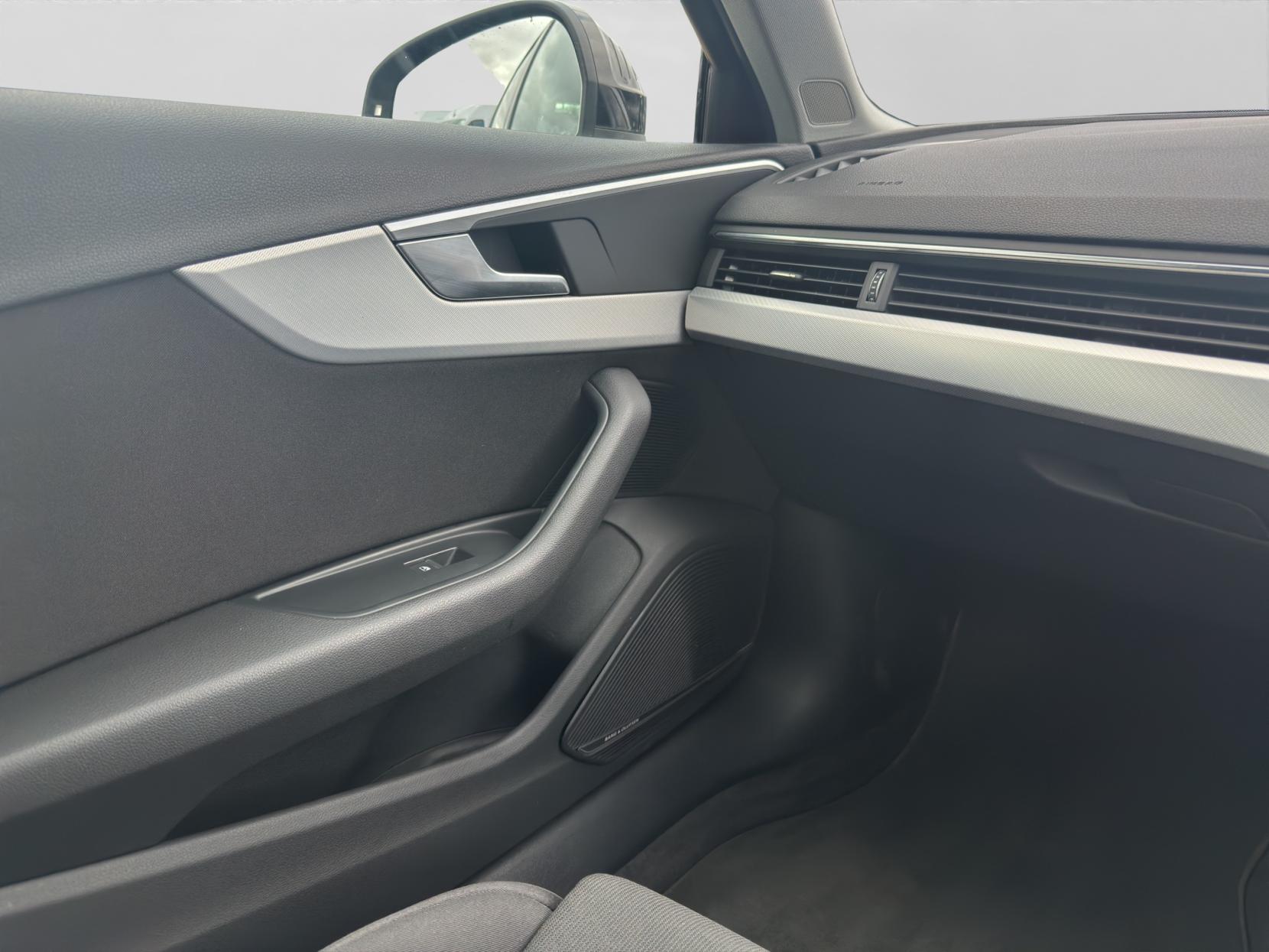 Audi A4 Avant 2.0 TDI ultra Sport Estate 5dr Diesel Manual Euro 6 (s/s) (190 ps)